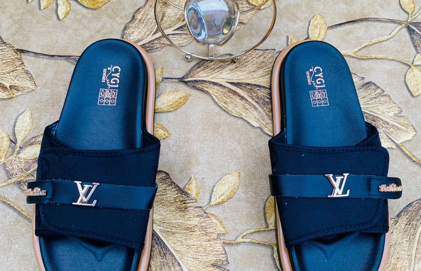 Claquettes homme de style Louis Vuitton — photo 1