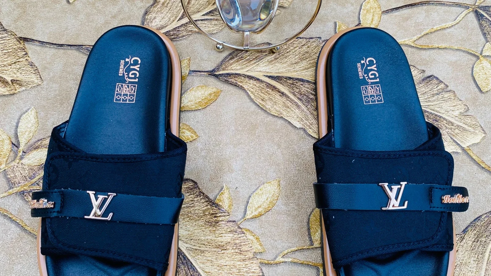 Claquettes homme de style Louis Vuitton — photo 1