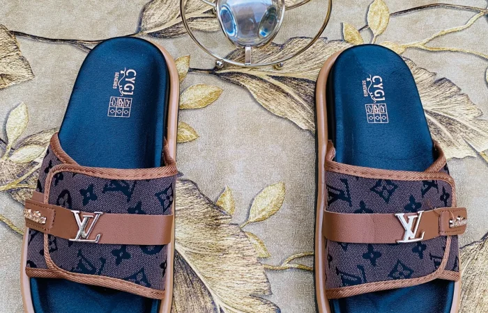 Claquettes homme de style Louis Vuitton — photo 2