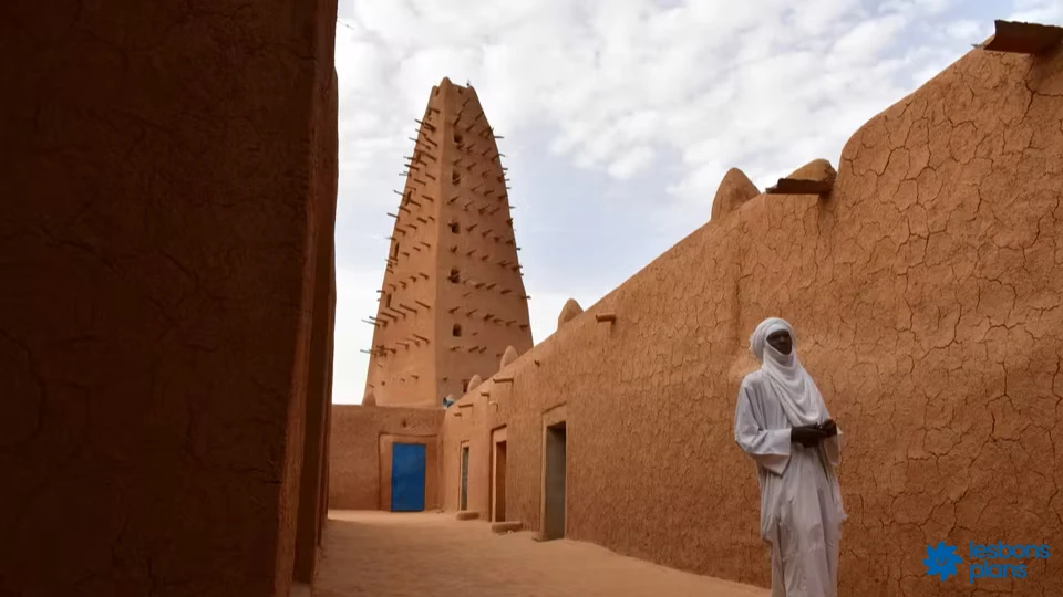 Agadez en 2026 : la porte du Sahara — guide pour vivre, acheter et vendre dans la ville de l'Aïr