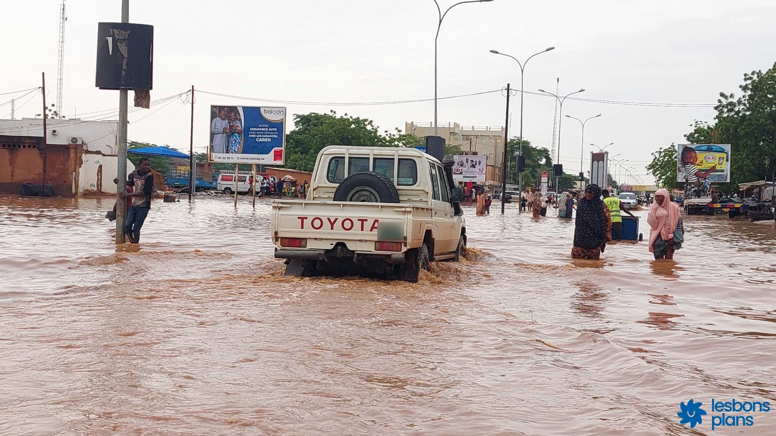 Saison des pluies (hivernage) à Niamey en 2026 : se préparer, quoi acheter et rester en bonne santé